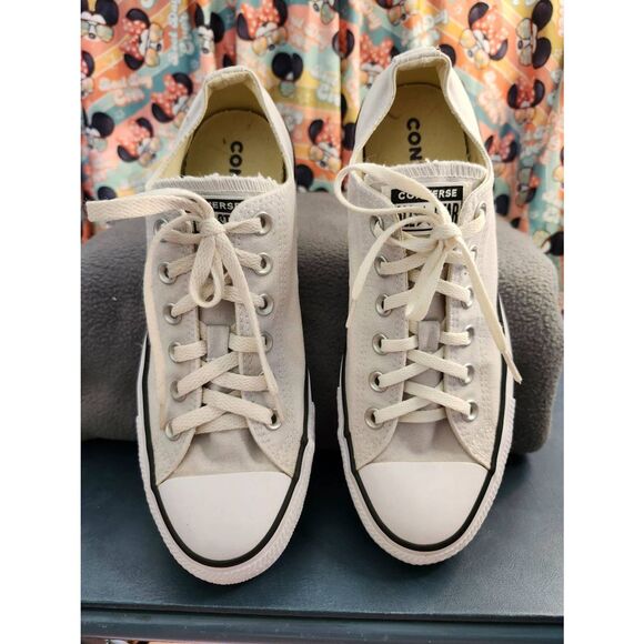 Converse Chuck Taylor All Star Low Top, a classic canvas sneaker known for its v